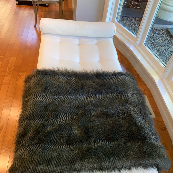 Beautiful Grey Modern Bella Luca Raccoon Fur Accent Fine Lien blanket - Picture 1 of 11